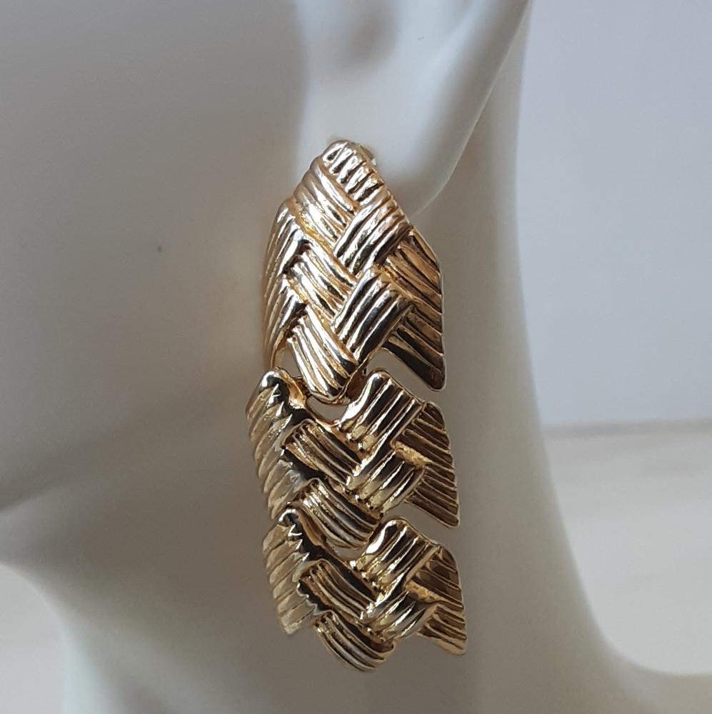 Arrow Textured Ribbed Gold Plate Articulate Dangle Pierced Earring 1.5" - Vtg - Picture 2 of 7